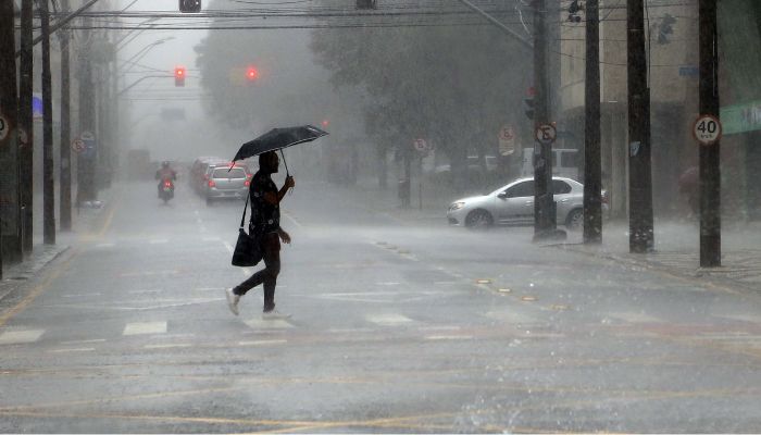  Após domingo marcado por chuva e ventos de mais de 70 km/h, frio vai voltar ao Paraná